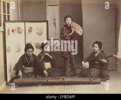 Musik spielen, 1870er-1890er Jahre Drei Frauen saßen und spielten Musikinstrumente, während eine vierte Frau mit offenem Ventilator steht. Stockfoto