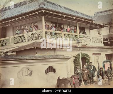 Geisha House, 1870er-1890er Jahre Zweistöckiges Gebäude mit mehreren Frauen auf dem Balkon oben und ein paar Männern vor der Eingangstür. Ein Schild über der Vordertür mit der Aufschrift „Nektarine/No. 9“; Stockfoto