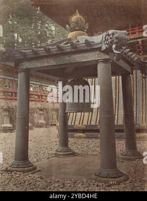 Koreanische Glocke in Nikko, 1870er-1890er Jahre Große Bronzeglocke hängt von einem Dach, das von vier Säulen gestützt wird. Stockfoto