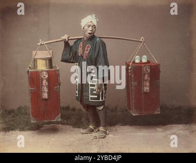 Street Amazake Seller, 1870er-1890er Jahre Mann mit zwei großen Kisten, die an einem Stab über der Schulter hängen. Stockfoto