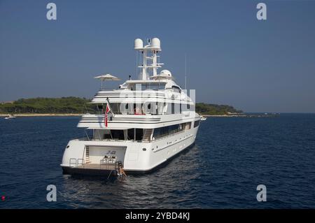 Hubschrauberfoto der 55 m langen Superyacht Hurricane Run auf einem tiefblauen Meer. Stockfoto