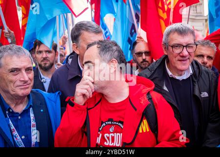 Rom, Rm, Italien. Oktober 2024. Tausende streikende Automobilarbeiter aus ganz Italien versammeln sich in Rom, um an dem von den Gewerkschaften CGIL, CISL und UIL organisierten marsch teilzunehmen. Sie fordern von der italienischen Regierung eine neue Industriepolitik auf, um die in der Krise befindliche Automobilindustrie wieder in Gang zu bringen, beginnend mit Stellantis. MAURIZIO LANDINI (Generalsekretär der CGIL-union), MICHELE DE PALMA (Generalsekretär der FIOM-union) und ROCCO PALOMBELLA (Generalsekretär der UILM-union) nehmen an dem marsch Teil. (Kreditbild: © Marco Di Gianvito/ZUMA Press Wire) NUR REDAKTIONELLE VERWENDUNG! Nicht für kommerzielle ZWECKE! Stockfoto