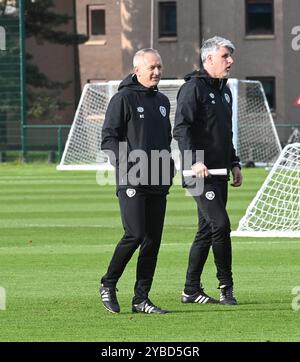 Oriam Sports Centre Edinburgh.Scotland.UK.18. Okt 24 Hearts Head Coach Neil Critchley mit Assistenztrainer Mike Garrity während des Trainings für William Hill Premiership Match gegen St Mirren. Quelle: eric mccowat/Alamy Live News Stockfoto