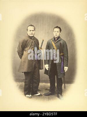 Yakunins in halbausländischer Tracht, um 1868. Zwei Männer stehen in europäischer Kleidung. Beide haben Schwerter an der Taille. Stockfoto