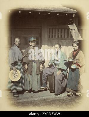 Japanische Escortoffiziere vor einem Teehaus, ca. 1868. Drei Samurai stehen vor einem Teehaus. Eine Frau auf der rechten Seite hält eine Teekanne und Tassen auf einem Tablett. Stockfoto