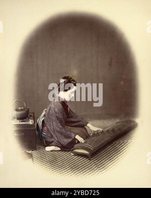 Mädchen, das den Koto spielt, 1866-1867. Kniende Frau, die ein Saiteninstrument spielt. Stockfoto