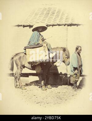 Yakonin reist auf dem Tokaido, 1866-1867. Ein Mann sitzt auf einem Pferd, das von einem anderen geführt wird. Stockfoto