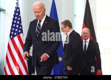 (Links - rechts) US-Präsident Joe Biden, Premierminister Sir Keir Starmer und Bundeskanzler Olaf Scholz vor einem Vierertreffen im Kanzleramt in Berlin. Bilddatum: Freitag, 18. Oktober 2024. Stockfoto