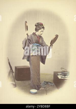 Eine japanische junge Dame im Brautkleid, 1866-1867. Porträt einer Frau in voller Länge, die zwei Handspiegel hält. Stockfoto