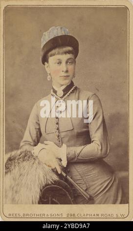 Nicht identifizierte Frau, die einen Ventilator hält, 1879. Stockfoto