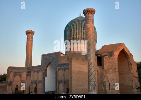 Die herrliche blaue Kuppel und die schmalen Minarette des Gur-e-Amir Mausoleums, der Begräbnisstätte des berühmten Eroberers Timur (Tamerlane), befindet sich in Samarkan Stockfoto