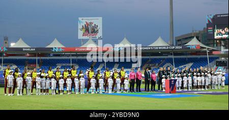 Sharjah, Sharjah, Vereinigte Arabische Emirate. Oktober 2024. Nationalhymne während des zweiten (2.) Halbfinals der ICC Women's T20 Cricket World Cup zwischen West Indies und Neuseeland im Sharjah Cricket Stadium, Sharjah, Vereinigte Arabische Emirate am 18. Oktober 2024 (Foto: © Avijit das/ZUMA Press Wire) NUR ZUR REDAKTIONELLEN VERWENDUNG! Nicht für kommerzielle ZWECKE! Stockfoto