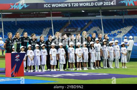 Sharjah, Sharjah, Vereinigte Arabische Emirate. Oktober 2024. Nationalhymne während des zweiten (2.) Halbfinals der ICC Women's T20 Cricket World Cup zwischen West Indies und Neuseeland im Sharjah Cricket Stadium, Sharjah, Vereinigte Arabische Emirate am 18. Oktober 2024 (Foto: © Avijit das/ZUMA Press Wire) NUR ZUR REDAKTIONELLEN VERWENDUNG! Nicht für kommerzielle ZWECKE! Stockfoto