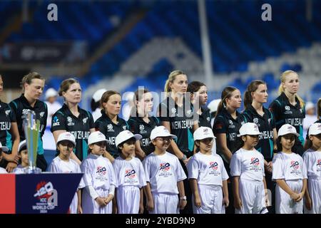 Sharjah, Sharjah, Vereinigte Arabische Emirate. Oktober 2024. Nationalhymne während des zweiten (2.) Halbfinals der ICC Women's T20 Cricket World Cup zwischen West Indies und Neuseeland im Sharjah Cricket Stadium, Sharjah, Vereinigte Arabische Emirate am 18. Oktober 2024 (Foto: © Avijit das/ZUMA Press Wire) NUR ZUR REDAKTIONELLEN VERWENDUNG! Nicht für kommerzielle ZWECKE! Stockfoto
