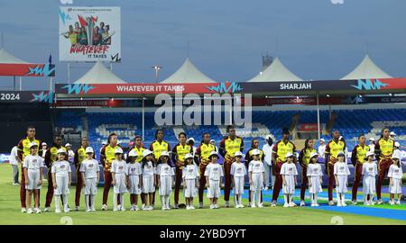 Sharjah, Sharjah, Vereinigte Arabische Emirate. Oktober 2024. Nationalhymne während des zweiten (2.) Halbfinals der ICC Women's T20 Cricket World Cup zwischen West Indies und Neuseeland im Sharjah Cricket Stadium, Sharjah, Vereinigte Arabische Emirate am 18. Oktober 2024 (Foto: © Avijit das/ZUMA Press Wire) NUR ZUR REDAKTIONELLEN VERWENDUNG! Nicht für kommerzielle ZWECKE! Stockfoto