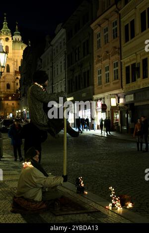 Prag, Tschechische Republik - Januar 30 2016: Nachtschwankungsgesetz des Straßenwirkenden in der historischen Prager Gasse Stockfoto