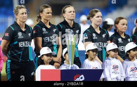 Sharjah, Sharjah, Vereinigte Arabische Emirate. Oktober 2024. Nationalhymne während des zweiten (2.) Halbfinals der ICC Women's T20 Cricket World Cup zwischen West Indies und Neuseeland im Sharjah Cricket Stadium, Sharjah, Vereinigte Arabische Emirate am 18. Oktober 2024 (Foto: © Avijit das/ZUMA Press Wire) NUR ZUR REDAKTIONELLEN VERWENDUNG! Nicht für kommerzielle ZWECKE! Stockfoto