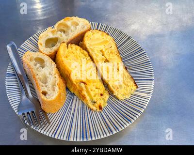 Pincho de Tortilla, traditionelles spanisches Omelett-Tapa. Spanien. Stockfoto