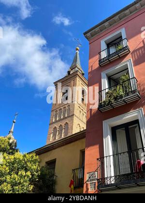 Mudéjar-Turm. Kirche San Nicolas de los Servitas, Madrid, Spanien. Stockfoto