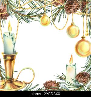 Goldene Perlen mit Weihnachtskugeln, die mit Tannenzweigen, Kegeln und Kerzen hängen. Aquarellillustration Neujahr Weihnachten handgezeichnet. Vorlage Stockfoto