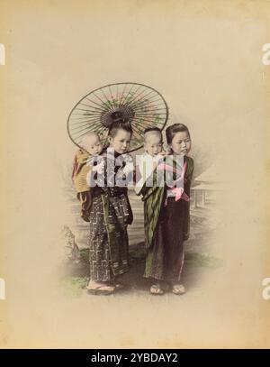 Japanische Mutter mit ihren drei Kindern, 1870er-1890er Jahre Stockfoto