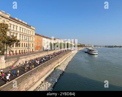 Die Zuschauer laufen in Budapest ein Marathon-Rennen entlang des Dammes Stockfoto