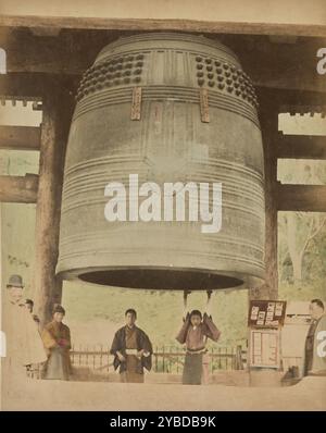 Die große Glocke des Chion-in-Tempels, Kyoto, um die 1880er bis 1890er Jahre Eine Reihe von Menschen stehen um die große Glocke des Chion-in-Tempels. Ein Junge hebt die Arme, um die Bronzeglocke zu berühren. Ein anderer Mann, der links von der Glocke steht, trägt einen Bowler-Hut. Stockfoto