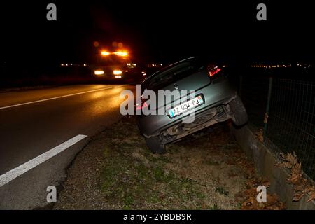 Sainte-Tulle, Frankreich. Dezember 2019. In der Stadt Sainte-Tulle im Departement Alpes-de-Haute-Provence im Südosten Frankreichs ereignet sich ein Autounfall mit zwei Autos, wobei die Straße blockiert wurde. Die Rettungsdienste besuchten den Unfallort, hielten entgegenkommende Autos an und entfernten das beschädigte Fahrzeug mit einem Abschleppwagen Stockfoto