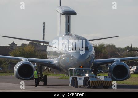 Flughafen London Southend, Essex, Großbritannien. Oktober 2024. Die Boeing E-7A Wedgetail AEW1 Serie WT001 hat den Flughafen Southend verlassen, nachdem sie in den Farben der Royal Air Force lackiert wurde. Es ist das erste von drei AEW-Flugzeugen, die derzeit in Auftrag gegeben sind und die Lücke in der Rolle füllt, seit die Boeing E-3 Sentry 2021 den RAF-Dienst verließ. Dieser Jet flog ursprünglich 2010 als Boeing Business Jet auf Charterflügen, bis er zu Boeing und später zu STS Aviation Services am Flughafen Birmingham zurückkehrte, um ihn umfassend auf AEW-Militär umzustellen. Am 1. Oktober erreichte der Jet die Satys Air Lackierung in Southend, um die RAF Farben zu erhalten Stockfoto