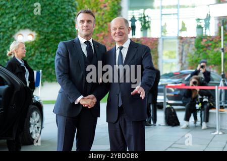 Staatsbesuch des amerikanischen Präsidenten, Joseph R. Biden Jr. Besuch des Präsidenten der Vereinigten Staaten von Amerika, Joseph R. Biden Jr., in Deutschland. Ankunft des französischen Präsidenten, Emmanuel Macron, am Bundeskanzleramt Begrüßung durch den Bundeskanzler Berlin Berlin GER *** Staatsbesuch des Präsidenten der Vereinigten Staaten von Amerika, Joseph R Biden Jr. Besuch des Präsidenten der Vereinigten Staaten von Amerika, Joseph R Biden Jr., in Deutschland Ankunft des französischen Präsidenten Emmanuel Macron im Bundeskanzleramt Begrüßung durch Bundeskanzler Berlin GER Stockfoto