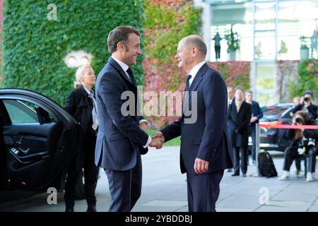 Staatsbesuch des amerikanischen Präsidenten, Joseph R. Biden Jr. Besuch des Präsidenten der Vereinigten Staaten von Amerika, Joseph R. Biden Jr., in Deutschland. Ankunft des französischen Präsidenten, Emmanuel Macron, am Bundeskanzleramt Begrüßung durch den Bundeskanzler Berlin Berlin GER *** Staatsbesuch des Präsidenten der Vereinigten Staaten von Amerika, Joseph R Biden Jr. Besuch des Präsidenten der Vereinigten Staaten von Amerika, Joseph R Biden Jr., in Deutschland Ankunft des französischen Präsidenten Emmanuel Macron im Bundeskanzleramt Begrüßung durch Bundeskanzler Berlin GER Stockfoto