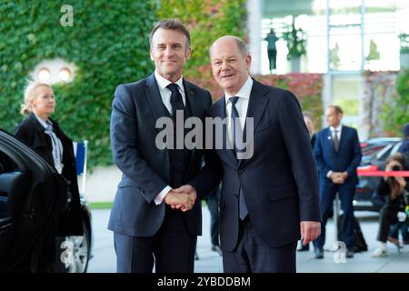Staatsbesuch des amerikanischen Präsidenten, Joseph R. Biden Jr. Besuch des Präsidenten der Vereinigten Staaten von Amerika, Joseph R. Biden Jr., in Deutschland. Ankunft des französischen Präsidenten, Emmanuel Macron, am Bundeskanzleramt Begrüßung durch den Bundeskanzler Berlin Berlin GER *** Staatsbesuch des Präsidenten der Vereinigten Staaten von Amerika, Joseph R Biden Jr. Besuch des Präsidenten der Vereinigten Staaten von Amerika, Joseph R Biden Jr., in Deutschland Ankunft des französischen Präsidenten Emmanuel Macron im Bundeskanzleramt Begrüßung durch Bundeskanzler Berlin GER Stockfoto
