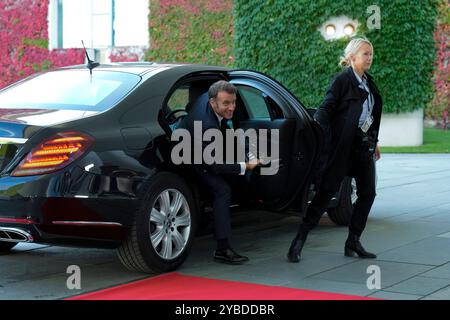 Staatsbesuch des amerikanischen Präsidenten, Joseph R. Biden Jr. Besuch des Präsidenten der Vereinigten Staaten von Amerika, Joseph R. Biden Jr., in Deutschland. Ankunft des französischen Präsidenten, Emmanuel Macron, am Bundeskanzleramt Begrüßung durch den Bundeskanzler Berlin Berlin GER *** Staatsbesuch des Präsidenten der Vereinigten Staaten von Amerika, Joseph R Biden Jr. Besuch des Präsidenten der Vereinigten Staaten von Amerika, Joseph R Biden Jr., in Deutschland Ankunft des französischen Präsidenten Emmanuel Macron im Bundeskanzleramt Begrüßung durch Bundeskanzler Berlin GER Stockfoto