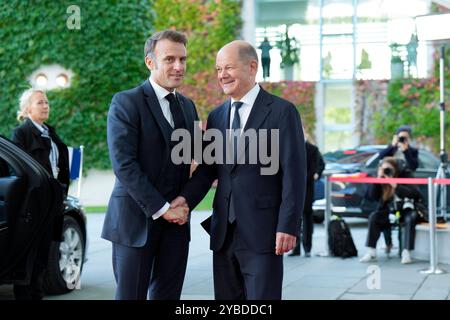 Staatsbesuch des amerikanischen Präsidenten, Joseph R. Biden Jr. Besuch des Präsidenten der Vereinigten Staaten von Amerika, Joseph R. Biden Jr., in Deutschland. Ankunft des französischen Präsidenten, Emmanuel Macron, am Bundeskanzleramt Begrüßung durch den Bundeskanzler Berlin Berlin GER *** Staatsbesuch des Präsidenten der Vereinigten Staaten von Amerika, Joseph R Biden Jr. Besuch des Präsidenten der Vereinigten Staaten von Amerika, Joseph R Biden Jr., in Deutschland Ankunft des französischen Präsidenten Emmanuel Macron im Bundeskanzleramt Begrüßung durch Bundeskanzler Berlin GER Stockfoto