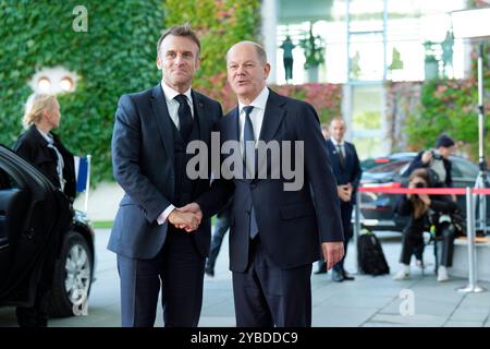 Staatsbesuch des amerikanischen Präsidenten, Joseph R. Biden Jr. Besuch des Präsidenten der Vereinigten Staaten von Amerika, Joseph R. Biden Jr., in Deutschland. Ankunft des französischen Präsidenten, Emmanuel Macron, am Bundeskanzleramt Begrüßung durch den Bundeskanzler Berlin Berlin GER *** Staatsbesuch des Präsidenten der Vereinigten Staaten von Amerika, Joseph R Biden Jr. Besuch des Präsidenten der Vereinigten Staaten von Amerika, Joseph R Biden Jr., in Deutschland Ankunft des französischen Präsidenten Emmanuel Macron im Bundeskanzleramt Begrüßung durch Bundeskanzler Berlin GER Stockfoto