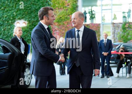 Staatsbesuch des amerikanischen Präsidenten, Joseph R. Biden Jr. Besuch des Präsidenten der Vereinigten Staaten von Amerika, Joseph R. Biden Jr., in Deutschland. Ankunft des französischen Präsidenten, Emmanuel Macron, am Bundeskanzleramt Begrüßung durch den Bundeskanzler Berlin Berlin GER *** Staatsbesuch des Präsidenten der Vereinigten Staaten von Amerika, Joseph R Biden Jr. Besuch des Präsidenten der Vereinigten Staaten von Amerika, Joseph R Biden Jr., in Deutschland Ankunft des französischen Präsidenten Emmanuel Macron im Bundeskanzleramt Begrüßung durch Bundeskanzler Berlin GER Stockfoto