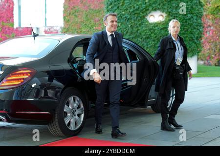 Staatsbesuch des amerikanischen Präsidenten, Joseph R. Biden Jr. Besuch des Präsidenten der Vereinigten Staaten von Amerika, Joseph R. Biden Jr., in Deutschland. Ankunft des französischen Präsidenten, Emmanuel Macron, am Bundeskanzleramt Begrüßung durch den Bundeskanzler Berlin Berlin GER *** Staatsbesuch des Präsidenten der Vereinigten Staaten von Amerika, Joseph R Biden Jr. Besuch des Präsidenten der Vereinigten Staaten von Amerika, Joseph R Biden Jr., in Deutschland Ankunft des französischen Präsidenten Emmanuel Macron im Bundeskanzleramt Begrüßung durch Bundeskanzler Berlin GER Stockfoto