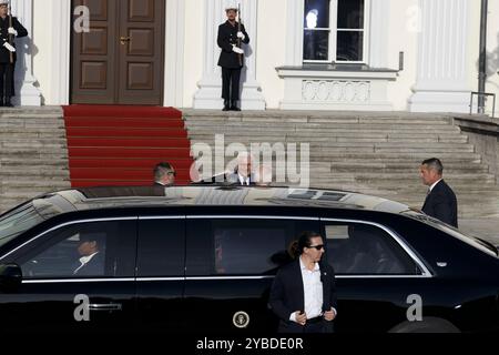 Berlin, Deutschland, 18. Oktober 2024. Der deutsche Bundespräsident Frank-Walter Steinmeier empfängt den Präsidenten der Vereinigten Staaten, Joe Biden, im Schloss Bellevue mit militärischen Auszeichnungen. Stockfoto