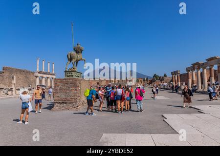 Pompeji, Italien - 8. August 2024: Ruinen einer Stadt. Pompeji ist eine antike römische Stadt, die 79 nach dem Ausbruch des Vesuvs starb. Stockfoto