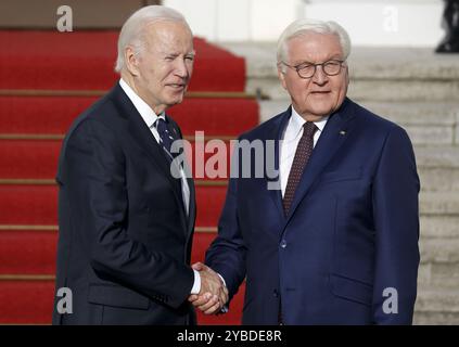 Berlin, Deutschland, 18. Oktober 2024. Der deutsche Bundespräsident Frank-Walter Steinmeier empfängt den Präsidenten der Vereinigten Staaten, Joe Biden, im Schloss Bellevue mit militärischen Auszeichnungen. Stockfoto