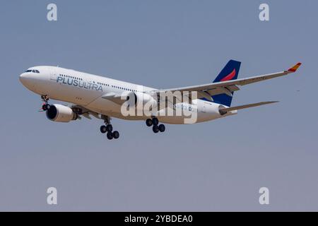 Die spanische Airline Plus Ultra Airbus A330 landet am Flughafen Madrid Barajas. Stockfoto