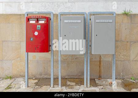 Venedig, Italien - 9. Oktober 2024: Italienisches Postfach Poste Schild am Bahnhof in Venedig Herbsttag. Stockfoto