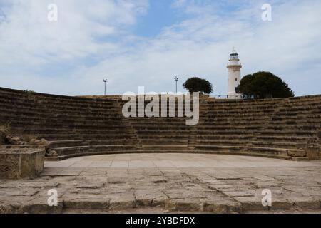 Innenansicht vom Kolosseum mit weißem Leuchtturm auf Zypern Stockfoto