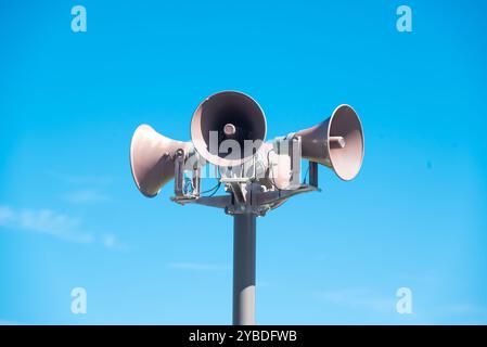 Lautsprecheranlage Megaphon an einem Pfosten (PA). Vier Richtungen Stockfoto