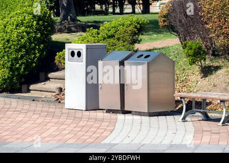 Öffentliche Mülltonnen aus Edelstahl in Japan Stockfoto