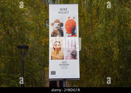 London, Großbritannien - 18. Oktober 2024. Ein Banner für die Mike Kelley-Ausstellung im Tate Modern mit Bildern seiner Kunstwerke, die von Sonic Youth auf ihrem Album Dirty verwendet wurden. Quelle: Vuk Valcic/Alamy Stockfoto