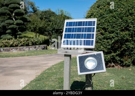 Solarbetriebene LED-Leuchte auf dem Gehweg. Stockfoto