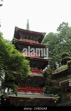 Majestätische fünfstöckige Pagode am Nikko Toshogu-Schrein, umgeben von üppigen Wäldern in Japan Stockfoto