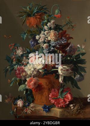 Blumenvase, 1722. Zusätzliche Info: Jan van Huysum, der in einer Terrakotta-Vase mit einem antiken Relief angeordnet ist, hat Blumen aus allen Jahreszeiten - Rosen, Anemonen, Hyazinthen, Tulpen und mehr - hinzugefügt und direkt aus dem Leben gemalt. Die fast überreife Qualität der Blumen zeugt sowohl von der Wohltat der Natur als auch von ihrer Vergänglichkeit. Der Blumenstrauß wird in lockerer pyramidenförmiger Form bestellt, mit Blumen und Grün, die fast platzen, um frei von der Vase zu sein. Schmetterlinge und andere Insekten fliegen oder kriechen zwischen der Anordnung, und Wassertropfen sind auf Blättern und glänzenden Blütenblättern sichtbar. Stockfoto