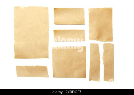 braune zerrissenen Stück Papier auf weißem Hintergrund Stockfoto